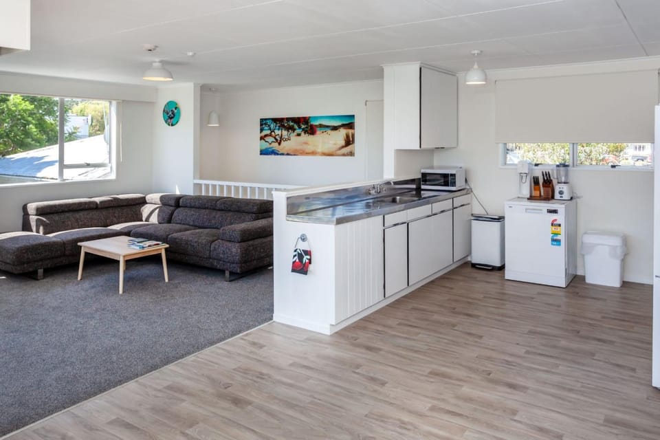 Kitchen or kitchenette, Living room, Seating area, Dining area, dishwasher, minibar, pet friendly, stove