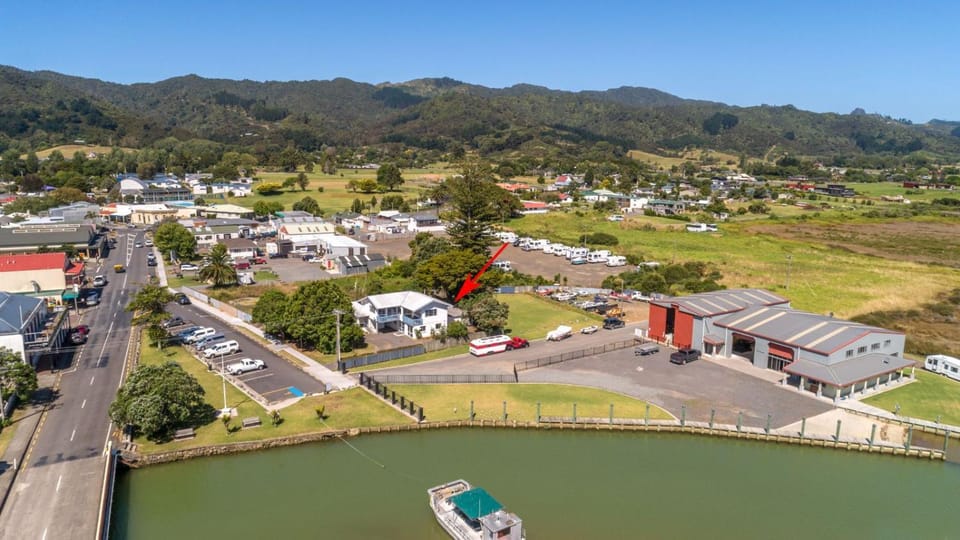 Day, Natural landscape, Bird's eye view, River view, Street view, Location, Parking