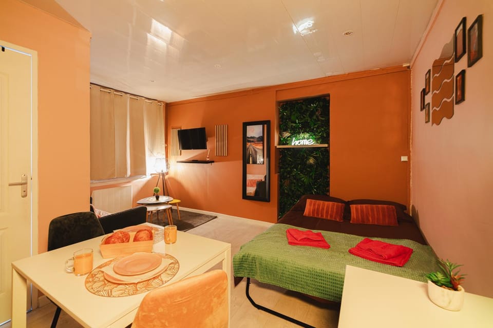 Bed, TV and multimedia, Living room, Photo of the whole room, Seating area, Dining area, Bedroom