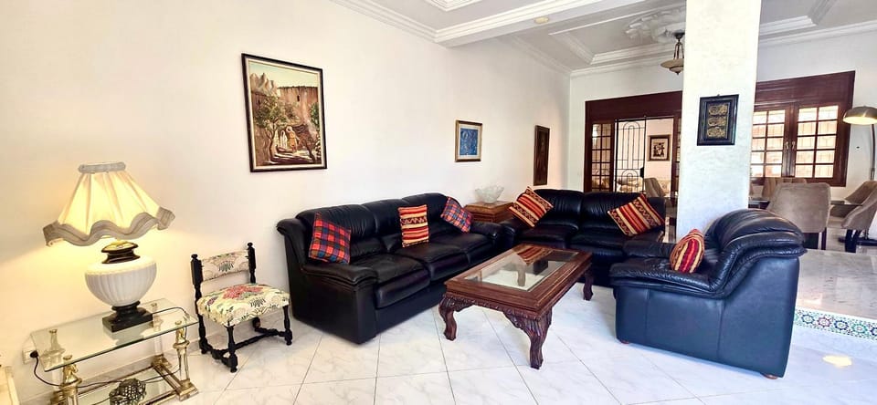 People, TV and multimedia, Living room, Seating area, group of guests