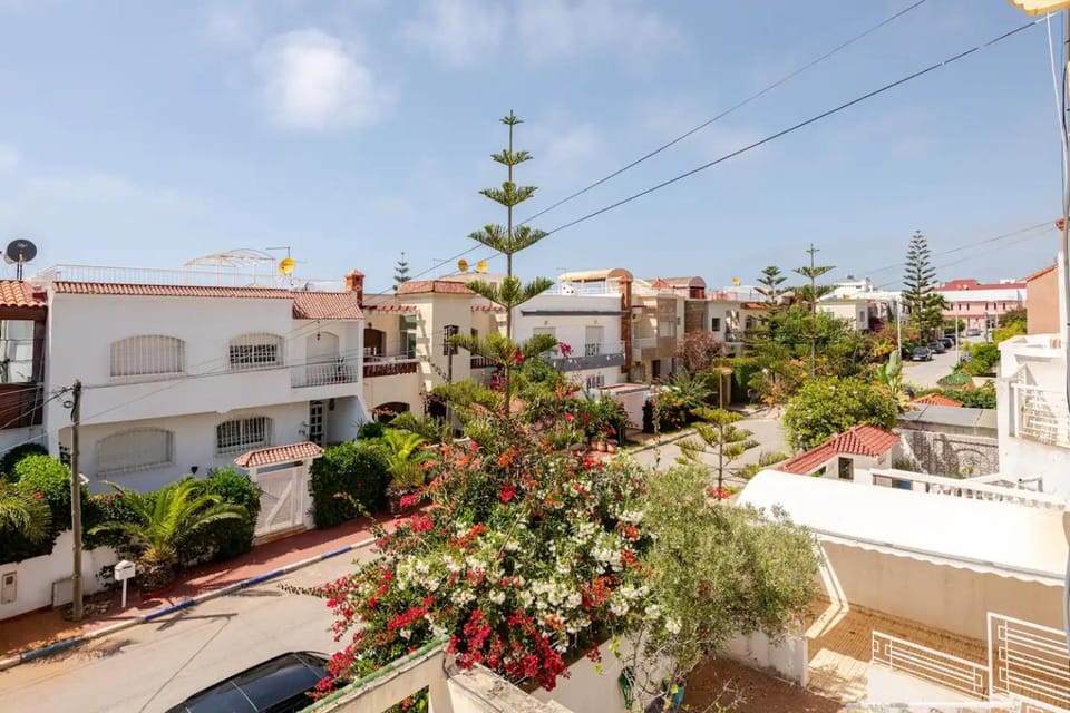 Property building, Spring, Day, Neighbourhood, City view, Street view, Location, Parking