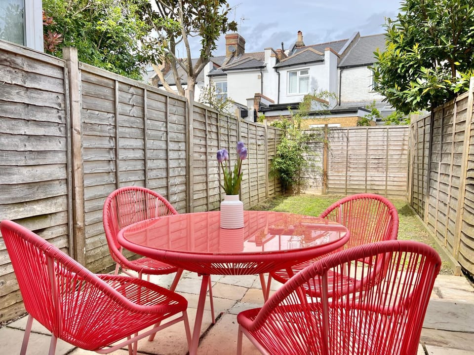 Charming Central Windsor 2 Bed Cottage Free Residents Parking and Private Garden Legoland Ascot Windsor Castle Thorpe Park Heathrow Airport House in Windsor