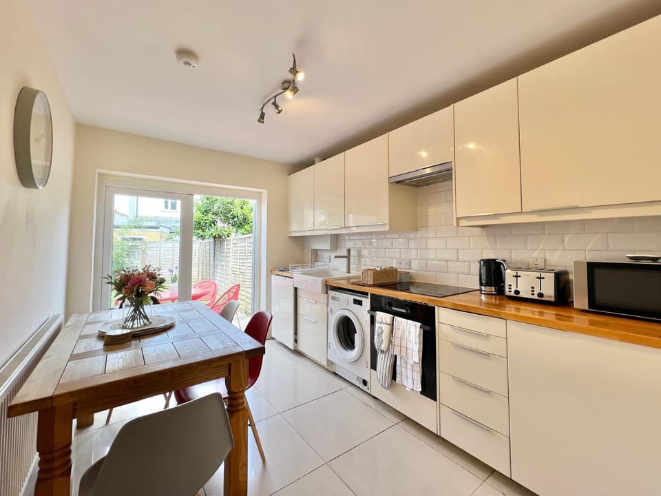 Charming Central Windsor 2 Bed Cottage Free Residents Parking and Private Garden Legoland Ascot Windsor Castle Thorpe Park Heathrow Airport House in Windsor