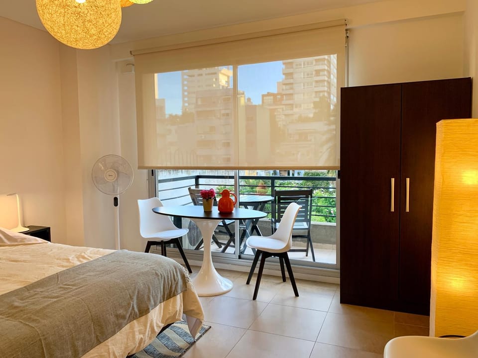Bed, Photo of the whole room, Seating area, Dining area