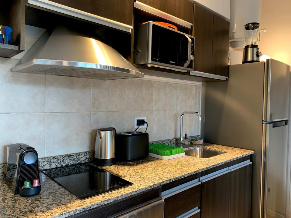 Coffee/tea facilities, Kitchen or kitchenette, microwave, stove, toaster