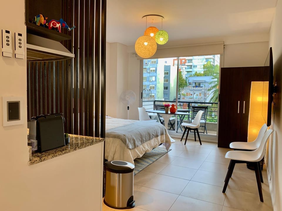 Bed, TV and multimedia, Kitchen or kitchenette, Photo of the whole room, Seating area, Dining area