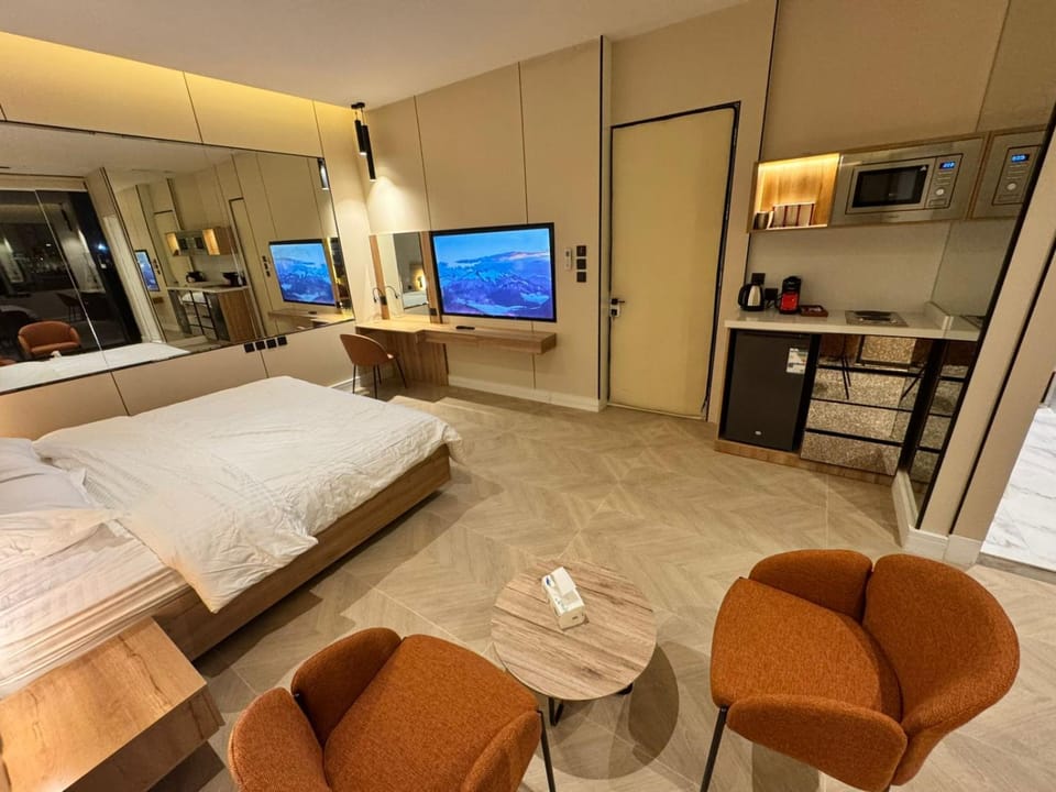 Bed, TV and multimedia, Kitchen or kitchenette, Living room, Seating area, Dining area, Bedroom, minibar, oven