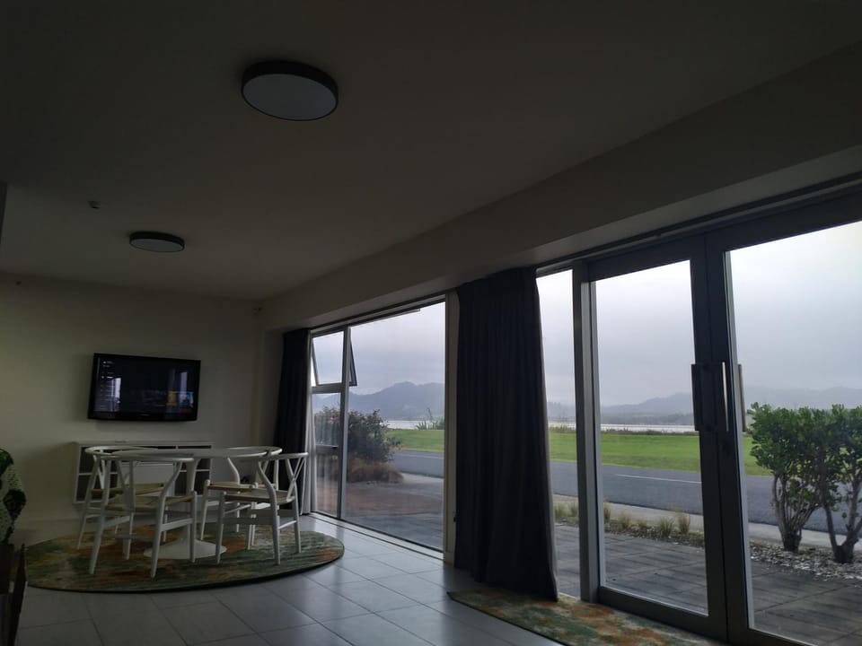 Natural landscape, TV and multimedia, Dining area