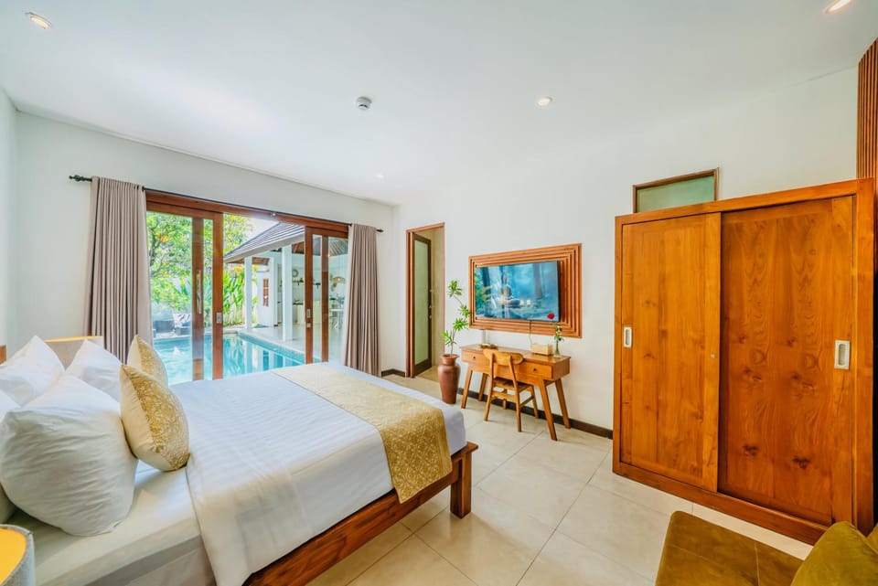 Bed, TV and multimedia, Bedroom, Pool view, Pool view, Swimming pool, Swimming pool, wardrobe