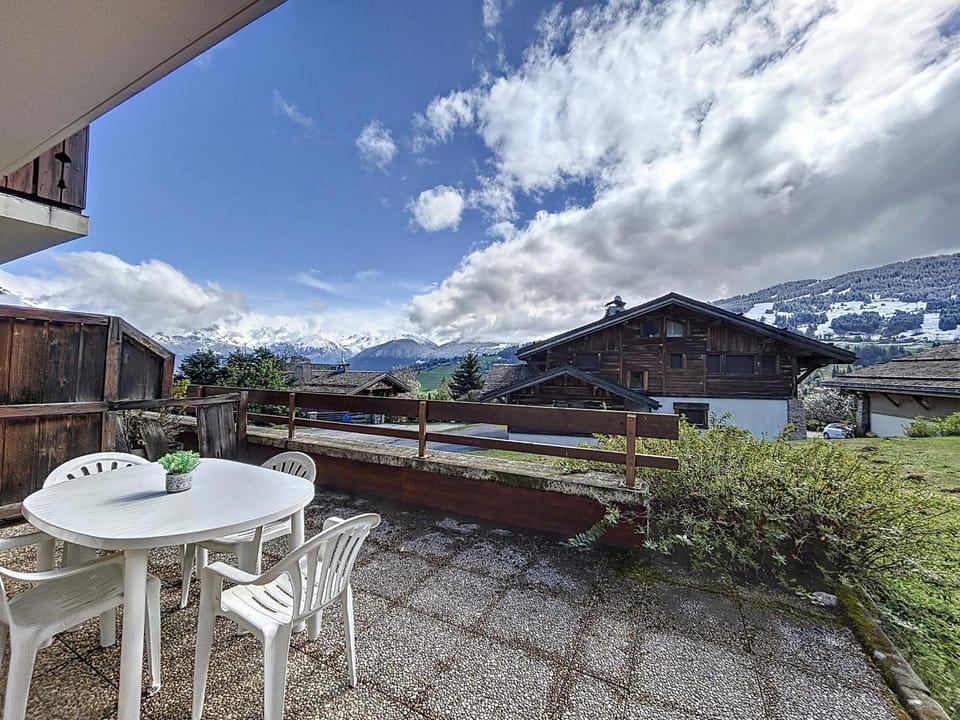 Appartement Mont Blanc : 2 chambres, terrasse, parking et équipements modernes - FR-1-560-131 Apartment in Combloux