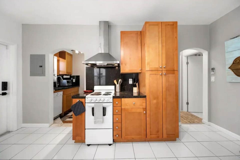 Komffy Intercoastal retreat King Bed, Free Parking Apartment in Hollywood Beach