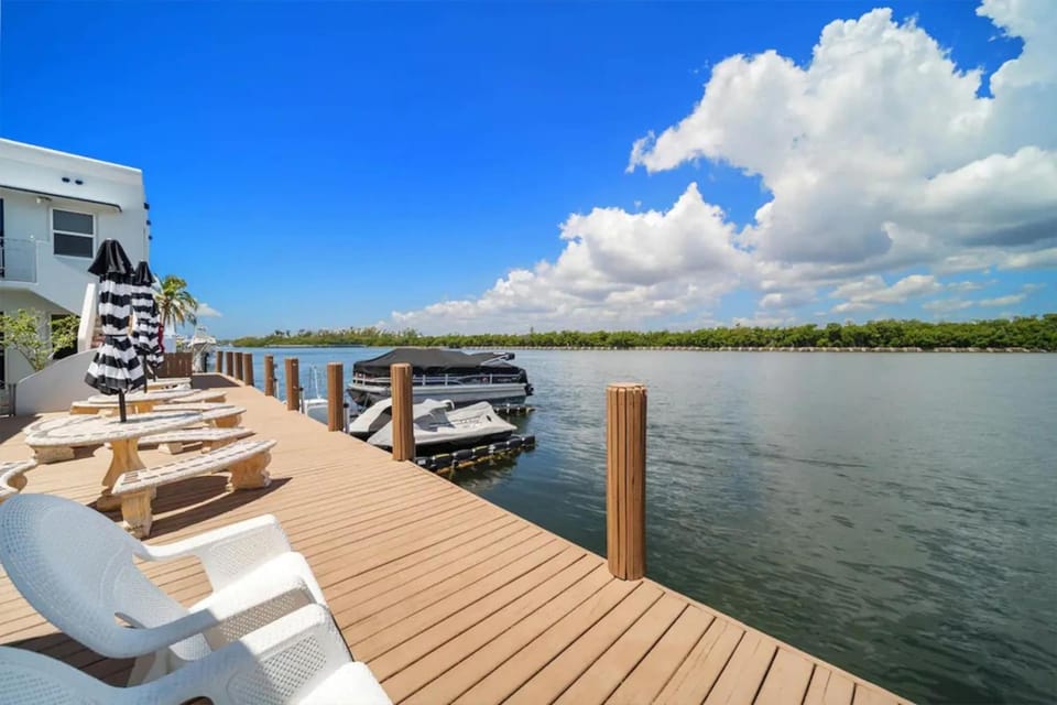 Komffy Intercoastal retreat King Bed, Free Parking Apartment in Hollywood Beach