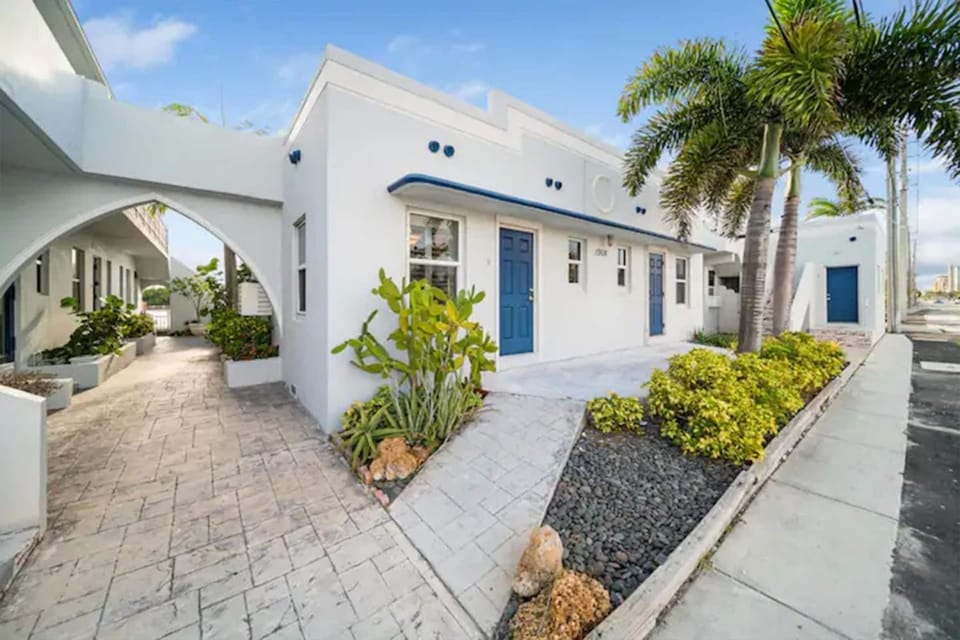 Waterside Studio w/ King bed - Hollywood Apartment in Hollywood Beach