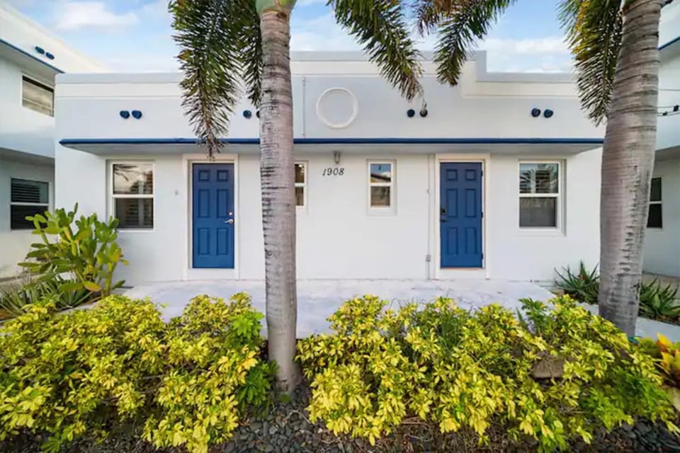Waterside Studio w/ King bed - Hollywood Apartment in Hollywood Beach