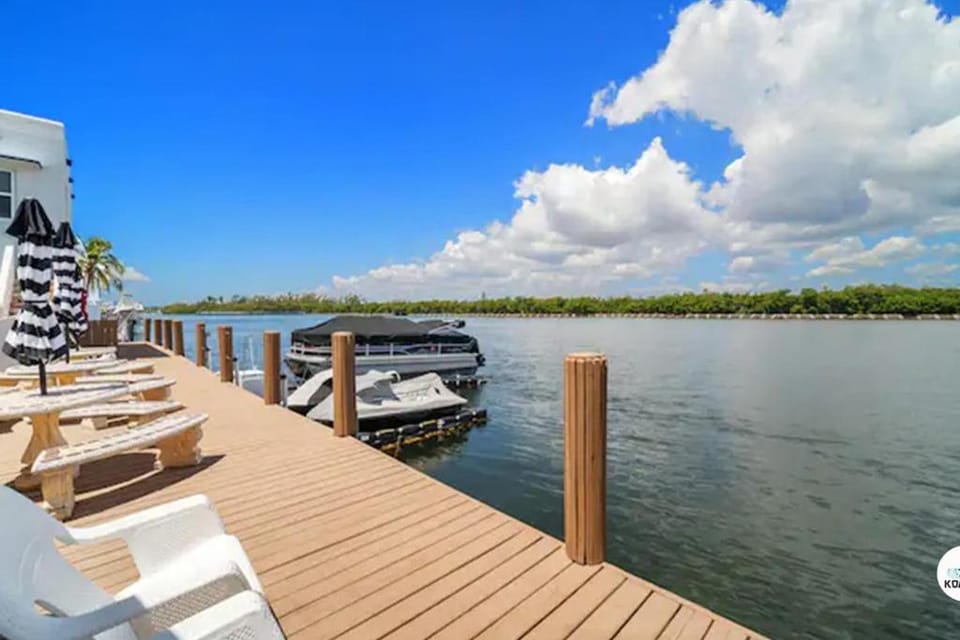 Waterside Studio w/ King bed - Hollywood Apartment in Hollywood Beach