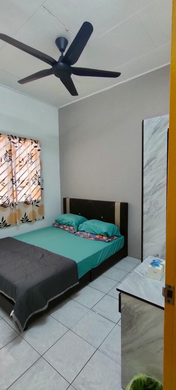 Bedroom, fireplace
