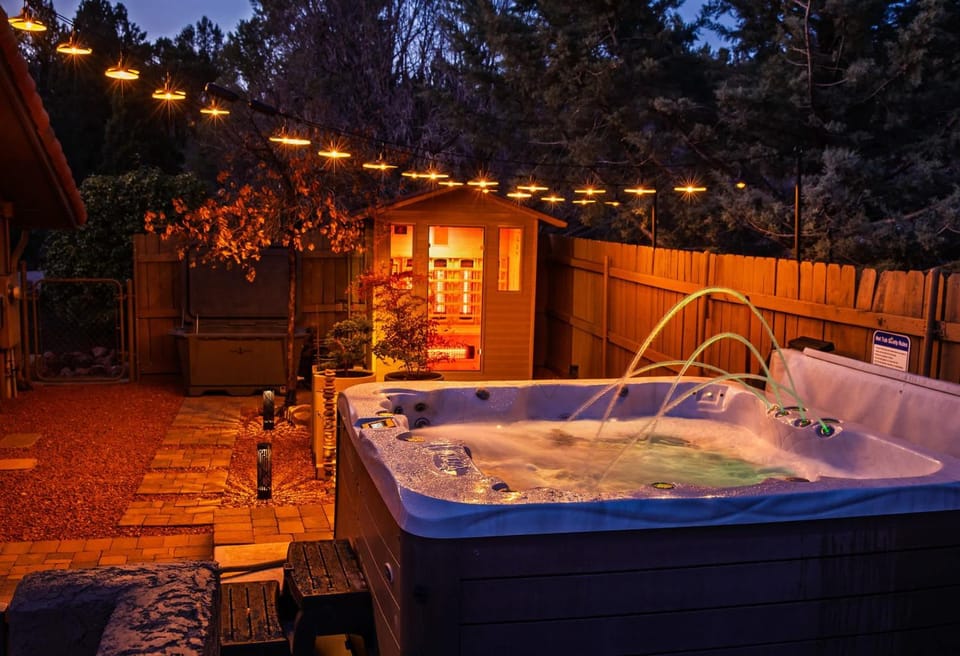 Mammoth Rock Splendor Family Home-Close to town, Huge Spa & Game Room House in Sedona