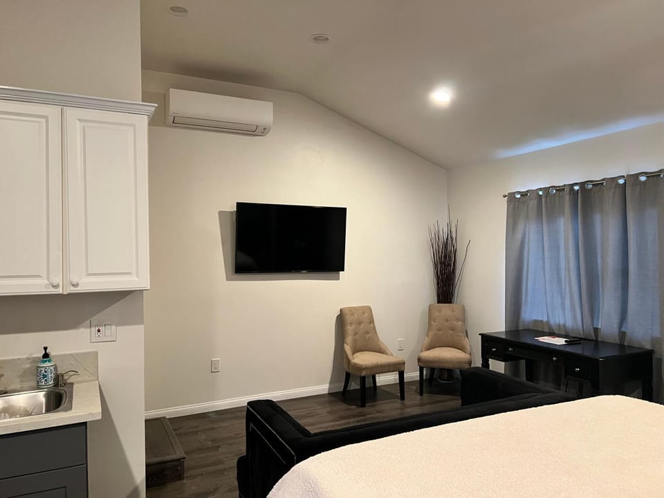 Comfortable high ceiling studio House in Culver City