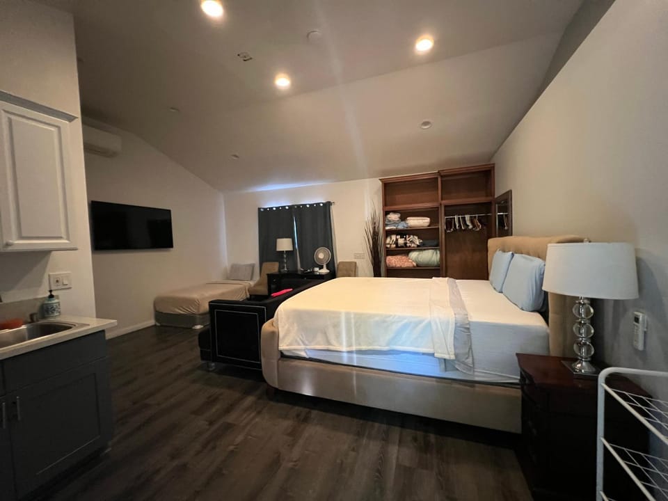 Comfortable high ceiling studio House in Culver City
