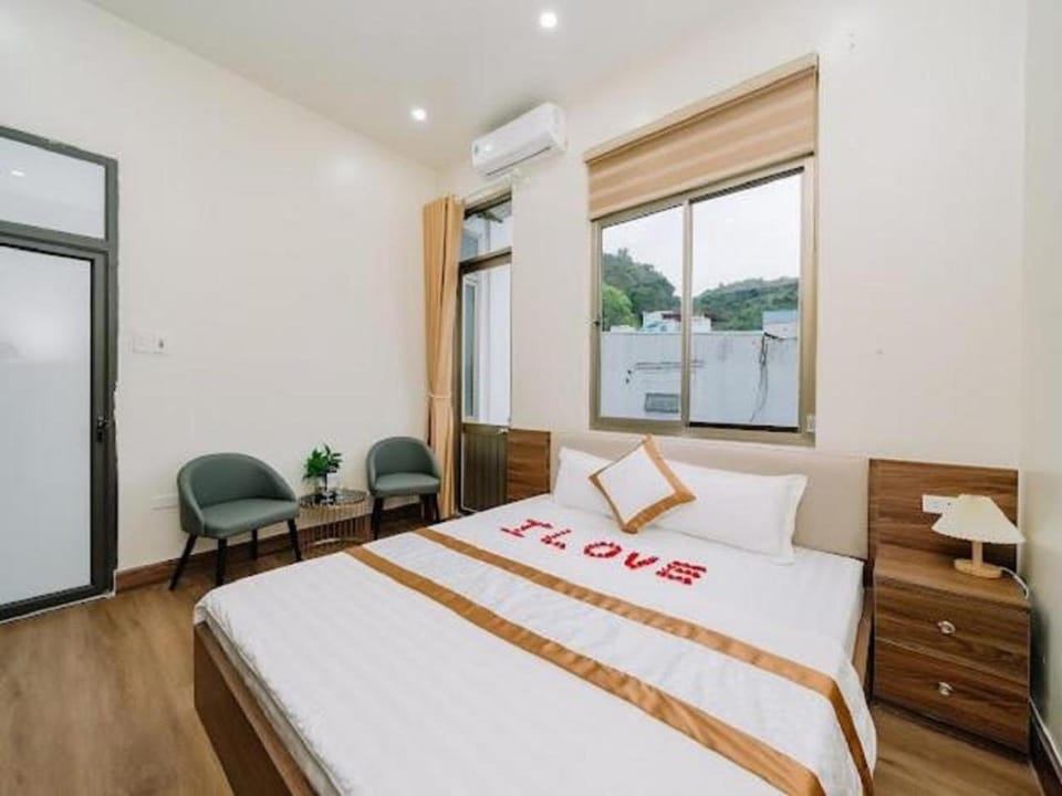 Bed, TV and multimedia, Photo of the whole room, Seating area, Bedroom, air conditioner