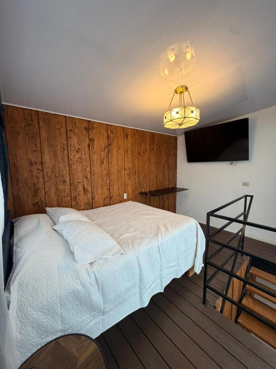 Bed, TV and multimedia, Photo of the whole room, Bedroom