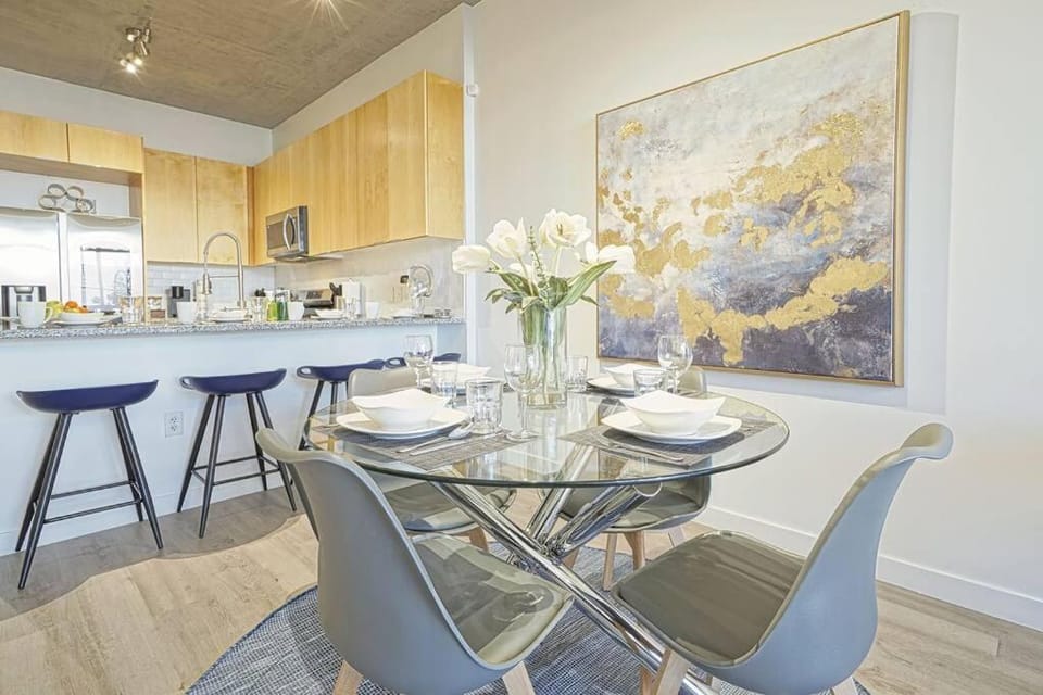 Kitchen or kitchenette, Seating area, Dining area, stove