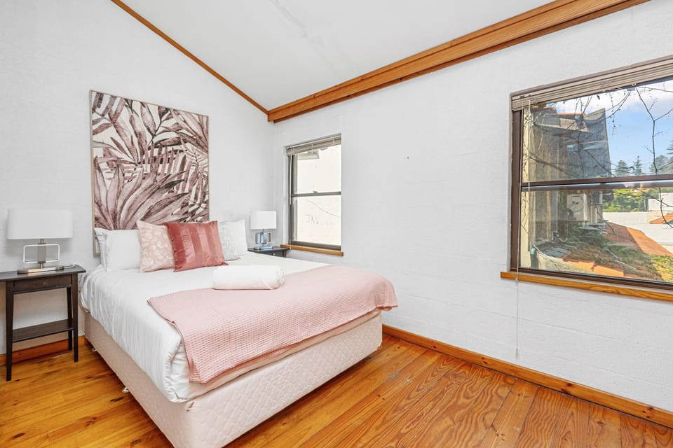1 Cottesloe - steps from beach - sleeps 3 WIFI Apartment in Perth