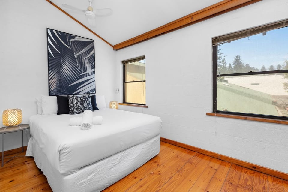 10 Cottesloe - steps from beach - sleeps 3-WIFI Apartment in Perth