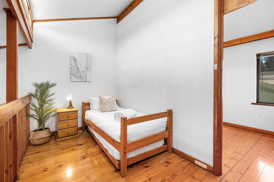 10 Cottesloe - steps from beach - sleeps 3-WIFI Apartment in Perth