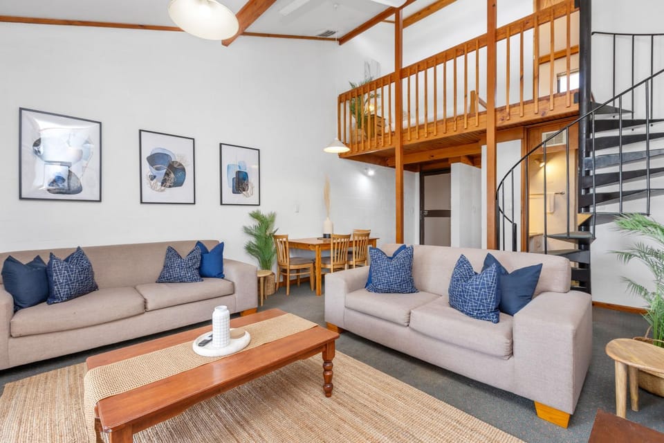 10 Cottesloe - steps from beach - sleeps 3-WIFI Apartment in Perth