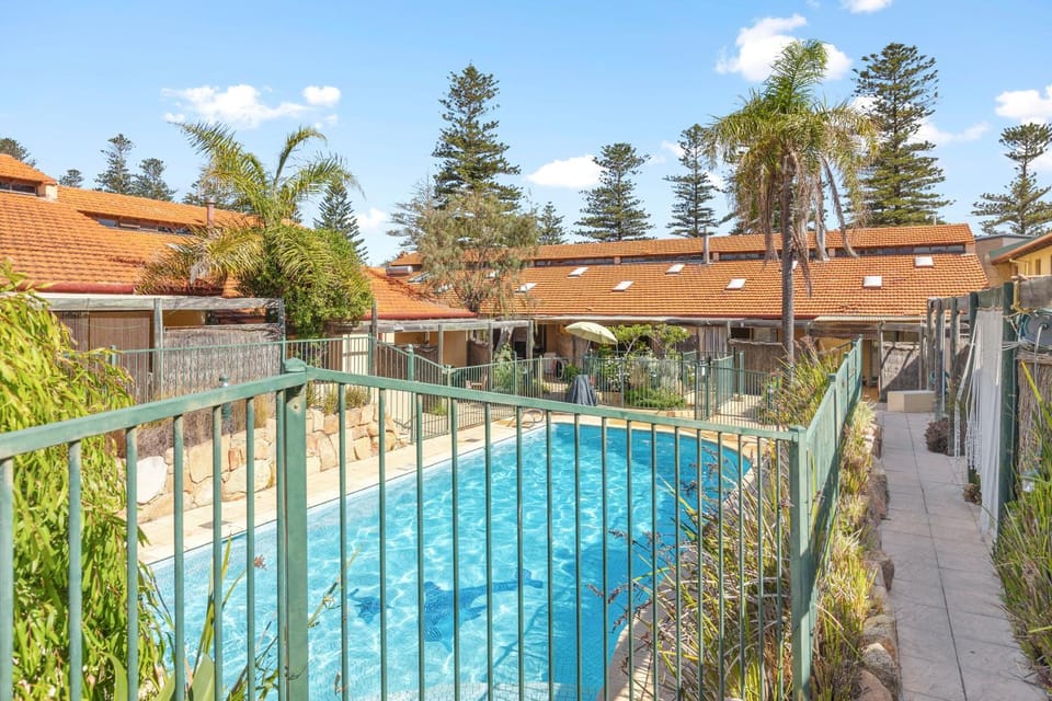 11 Cottesloe - steps from beach - sleeps 3 Apartment in Perth