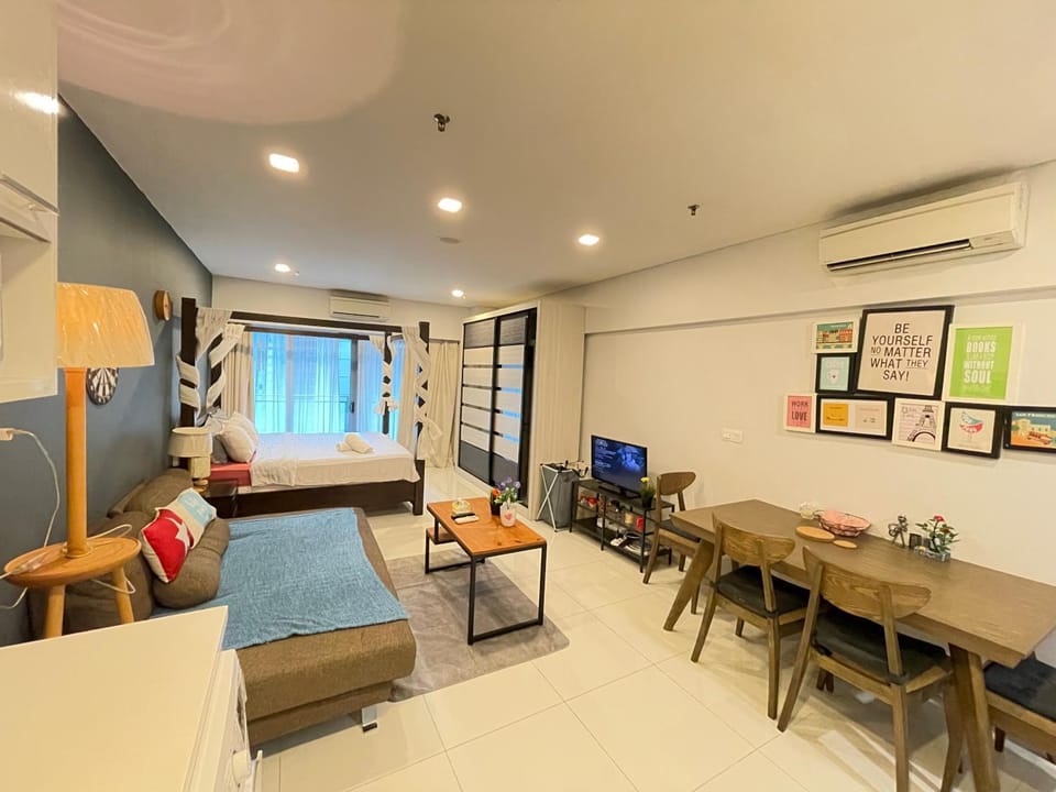 Bed, Photo of the whole room, Seating area, Dining area, Bedroom, air conditioner