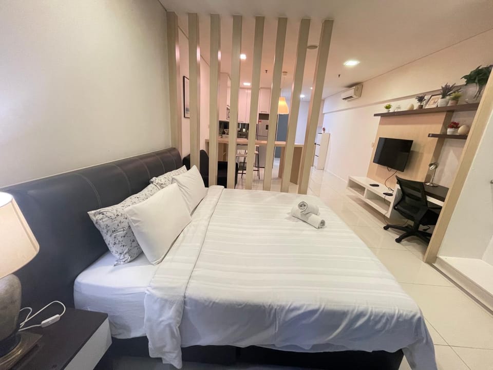 Bed, TV and multimedia, Kitchen or kitchenette, Living room, Photo of the whole room, Seating area, Dining area, towels