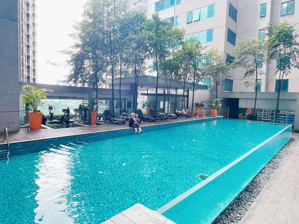 Property building, Day, Pool view, Swimming pool, sunbed