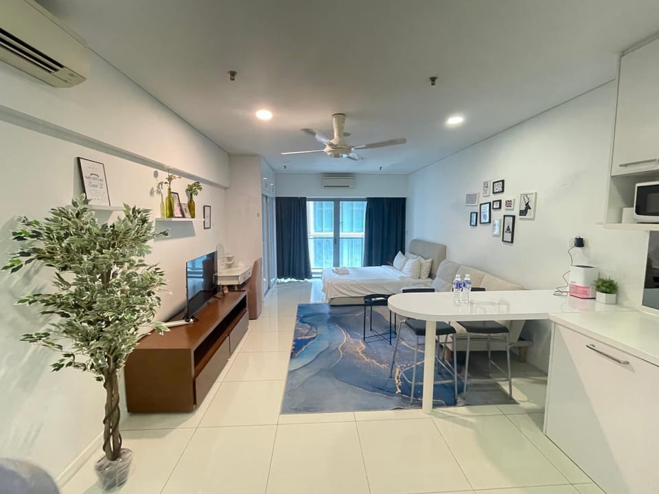 TV and multimedia, Kitchen or kitchenette, Living room, Dining area, air conditioner