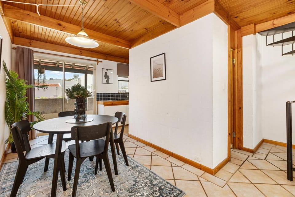 16 Cottesloe - steps from beach - sleeps 3 Apartment in Perth