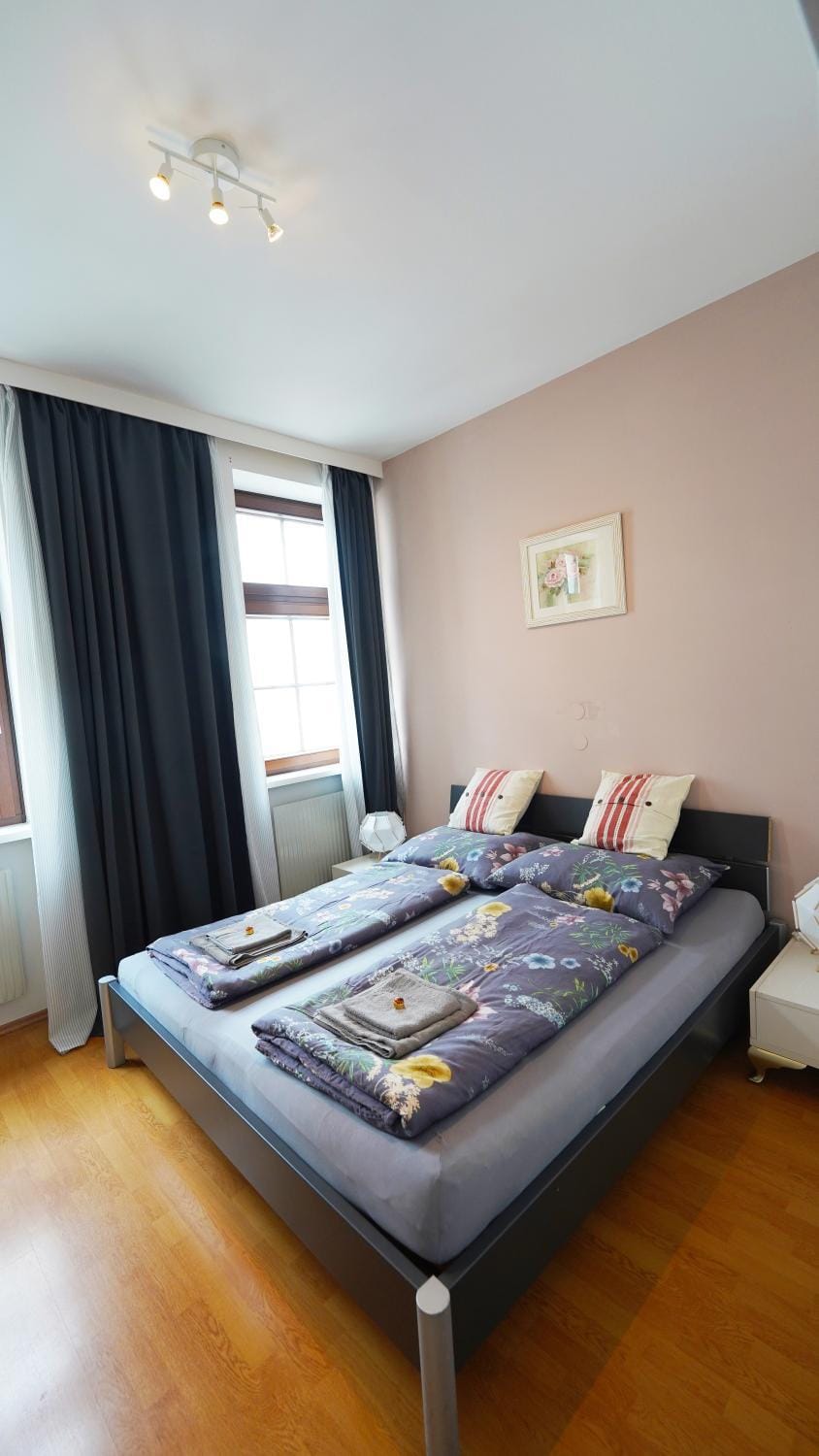 Bed, Bedroom, towels