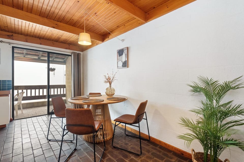 17 Cottesloe - steps from beach - sleeps 2 Apartment in Perth