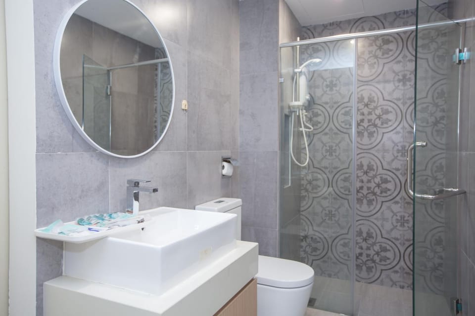 Shower, Toilet, Bathroom, towels
