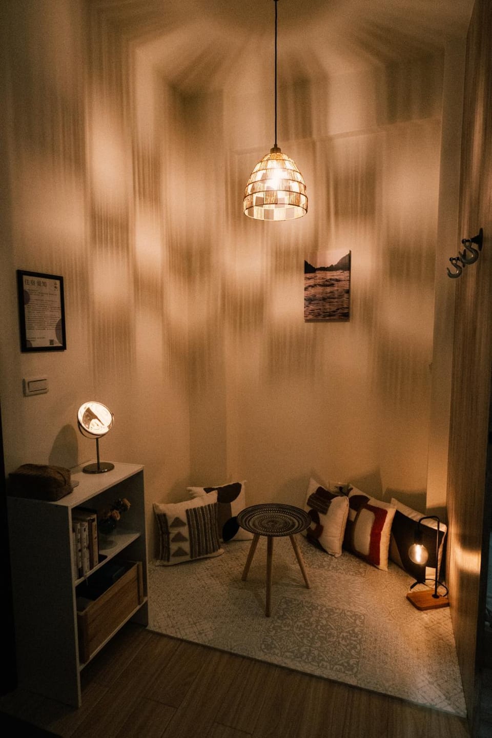 Photo of the whole room, Seating area
