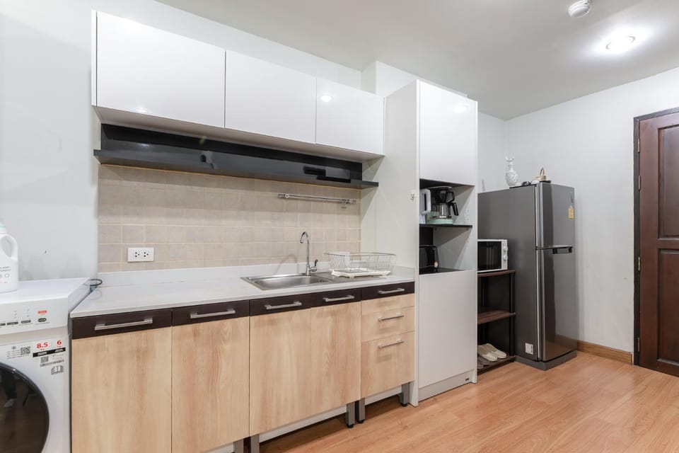 Kitchen or kitchenette, minibar, oven, stove, washing machine, dryer