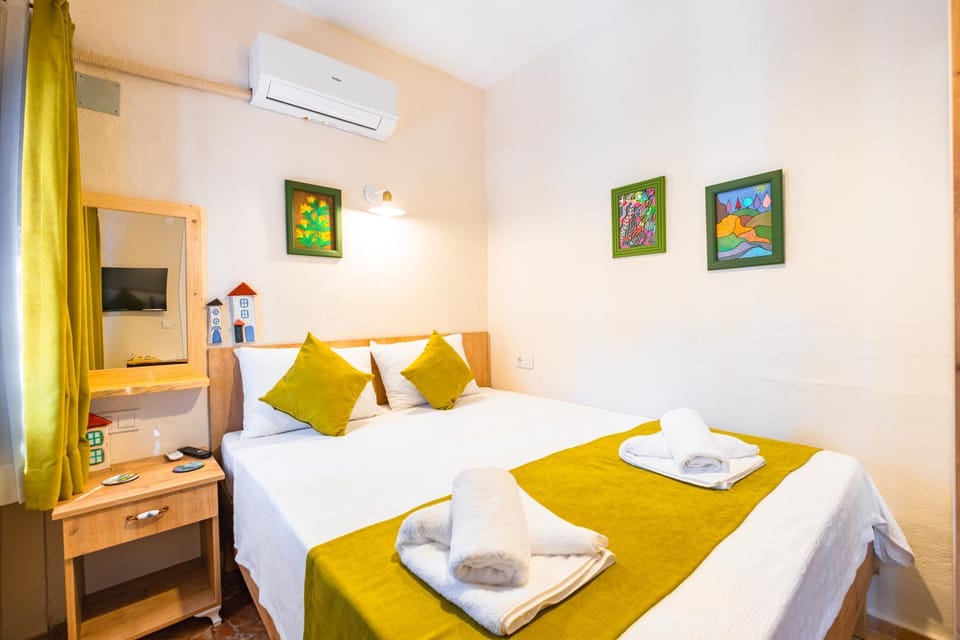 Bed, TV and multimedia, Photo of the whole room, Bedroom, towels, air conditioner
