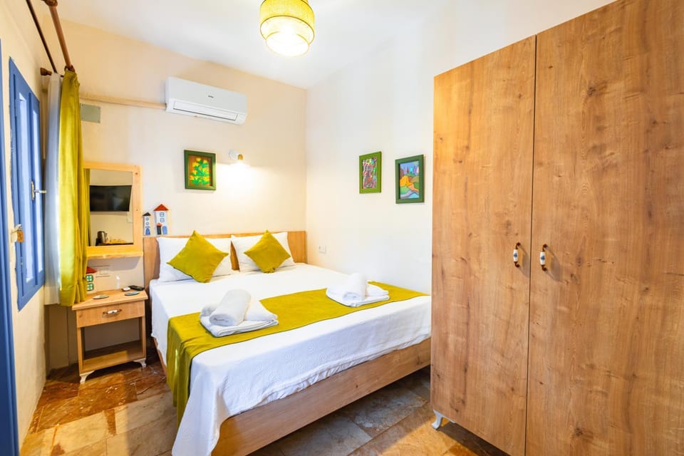 Bed, TV and multimedia, Photo of the whole room, Bedroom, towels, wardrobe, air conditioner
