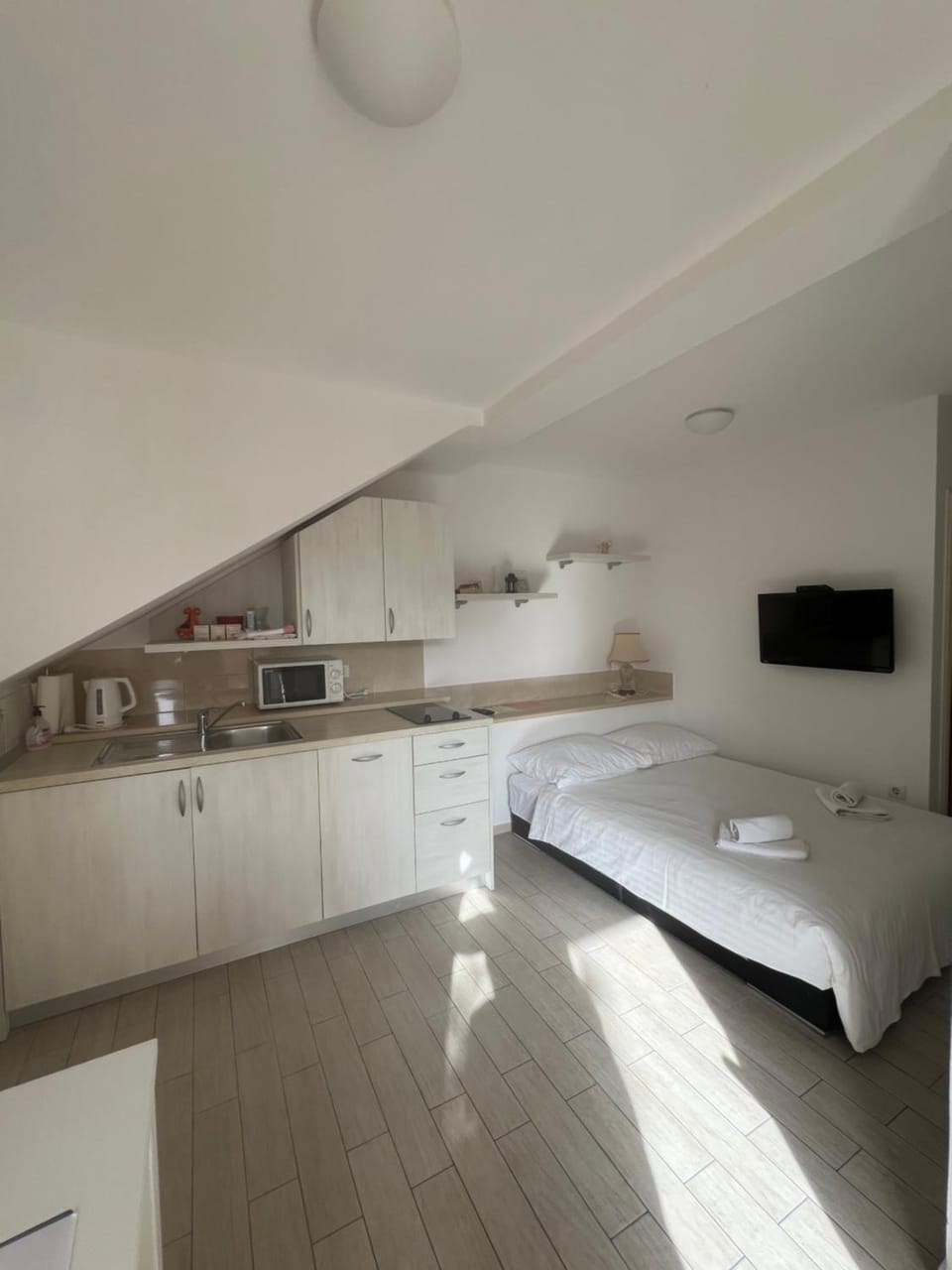 Bed, TV and multimedia, Kitchen or kitchenette, Photo of the whole room, Bedroom