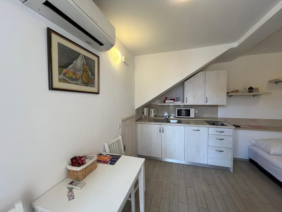 Bed, Kitchen or kitchenette, Photo of the whole room, Bedroom, stove