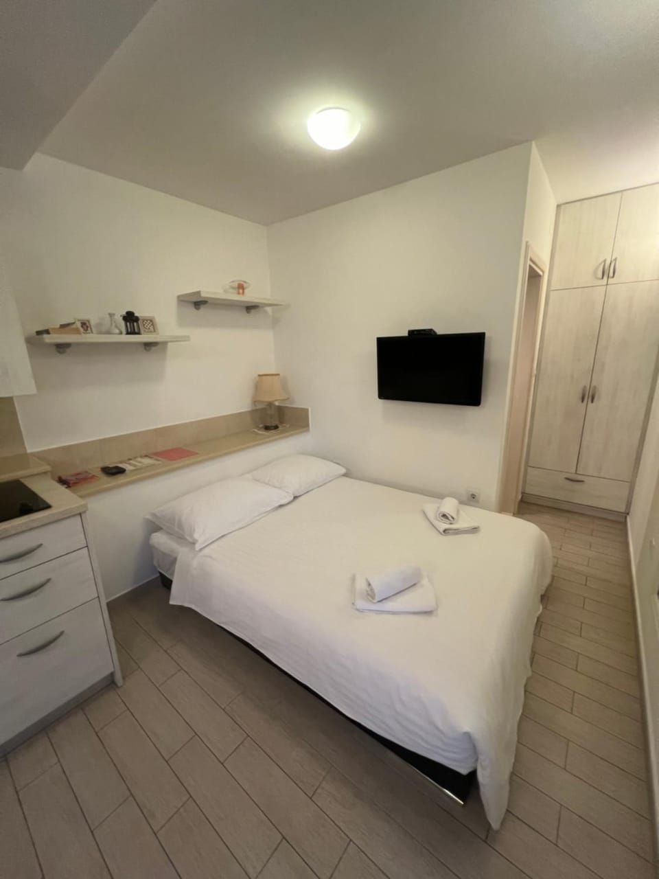 Bed, TV and multimedia, Photo of the whole room