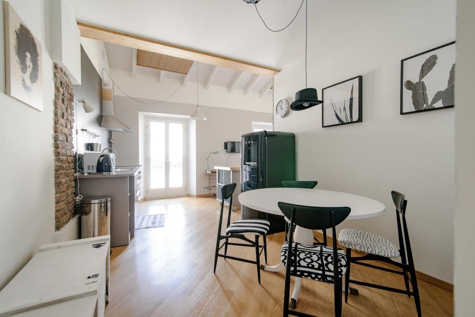Kitchen or kitchenette, Dining area, minibar