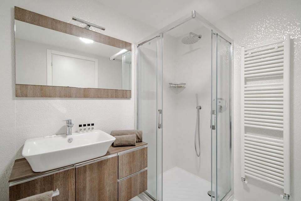 Shower, Bathroom, towels