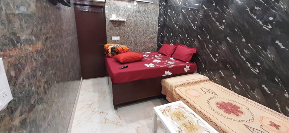 Aggarwal guest house lajpat nagar, rooms with private kitchen Android tv wifi and fridge Bed and Breakfast in New Delhi