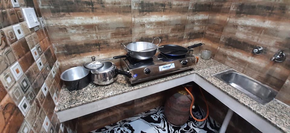 Aggarwal guest house lajpat nagar, rooms with private kitchen Android tv wifi and fridge Bed and Breakfast in New Delhi
